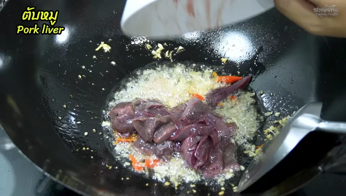 Slice pork liver thinly and wash with crushed cornstarch 2-3 times to reduce fishy smell.
