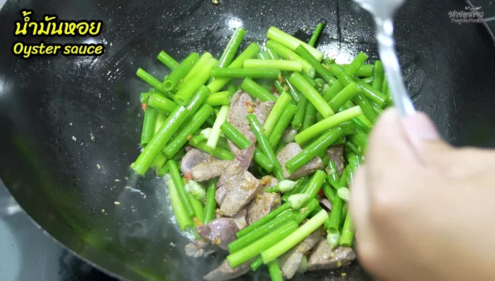 Season with oyster sauce, fish sauce, green cap seasoning sauce, and powder seasoning.