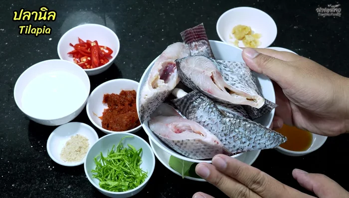 Cut Nile Tilapia into small pieces. Scrape the belly, wash, and pat dry. Season with salt and drain excess water.