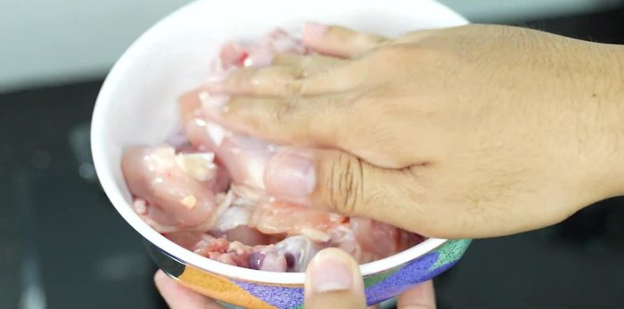 Chop the chicken into pieces. Cut the chicken giblets, scraping off excess fat.