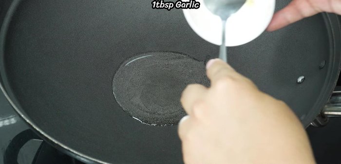 Add oil to the pan, then add minced garlic and stir-fry until yellow. Increase heat and add sliced ginger, stir-frying until cooked.