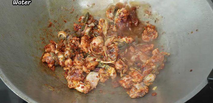 Add water to the pan and bring to a boil. Add sliced galangal to reduce fishy smell and add aroma.
