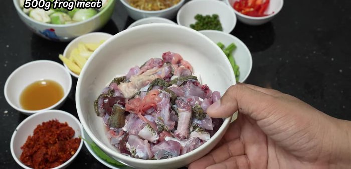 Chop frog meat into large pieces (avoid chopping too finely). If desired, peel the skin.