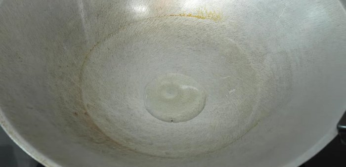 Heat oil in a pan and stir-fry curry paste until fragrant. Add shrimp paste and stir-fry together.