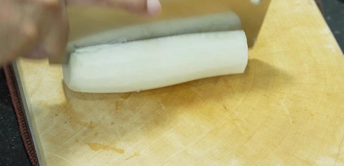 Prepare the radish: Cut the radish into 1cm thick slices.