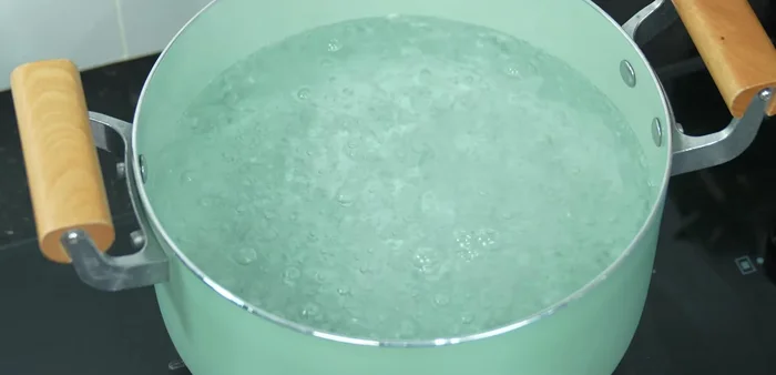 Boil the water: In a pot, bring 2.5 liters of water to a boil. Add the marinated bones and bring back to a boil. Skim off the foam.