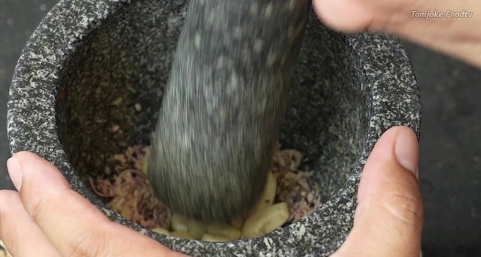 Add garlic, then chili peppers, and finally shrimp paste (add shrimp paste last to avoid sticking).