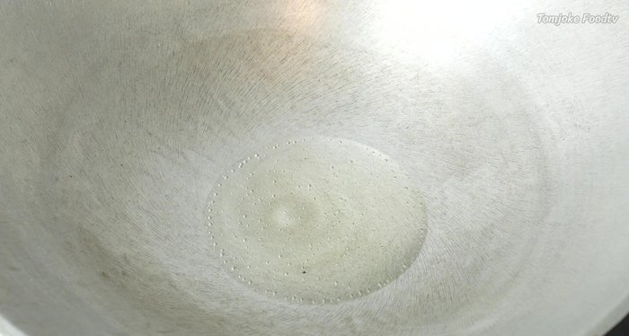 Heat oil in a wok. Add the pounded ingredients and stir-fry until yellow and fragrant.