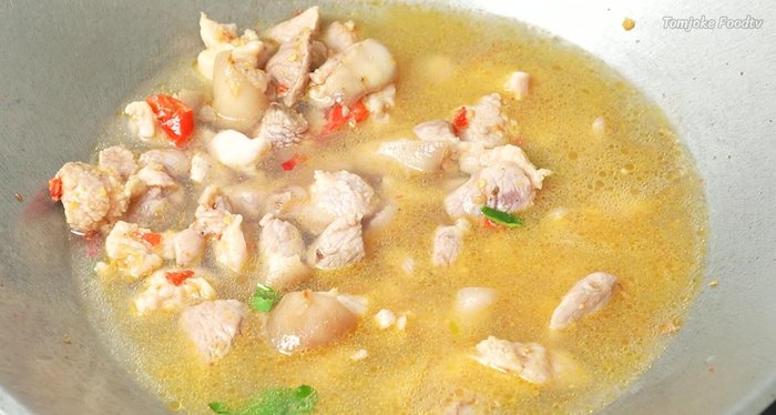 Add the water used to rinse the mortar, then stew until the pork is tender.