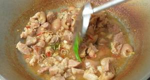 Stir-fried Pork Leg with Lemongrass: A Delicious Thai Recipe