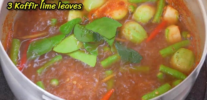 Add kaffir lime leaves and let the boiling water touch the leaves.