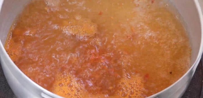 Add pounded chilies (red chilies, young pepper, and large chili pepper).