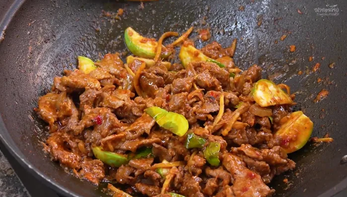 Stir-fry and mix all ingredients. Add green cap seasoning sauce and pork seasoning powder. Stir-fry to coat evenly.
