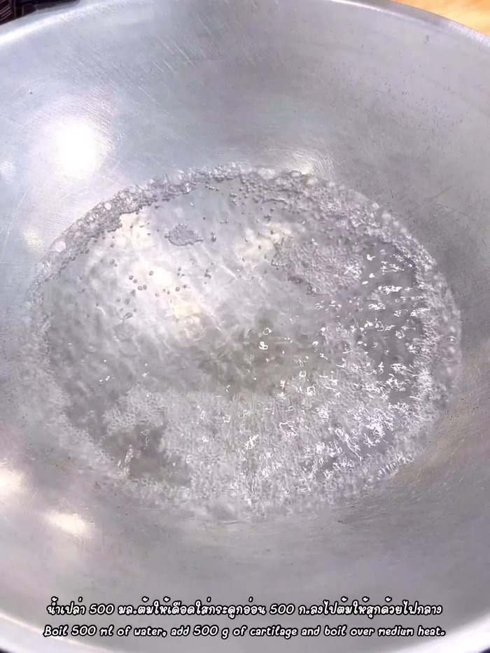 Boil 500 ml of plain water. Then add 500 grams of pork cartilage. Use medium heat to boil.