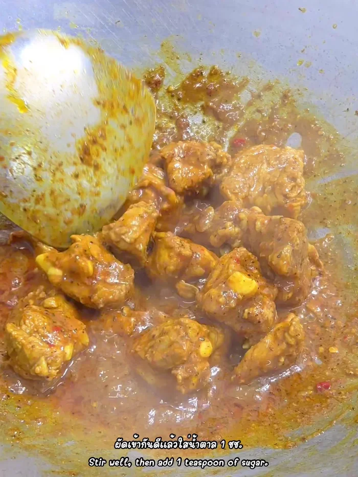Add 1 teaspoon of sugar to balance the saltiness of the shrimp and curry paste. Stir-fry well.