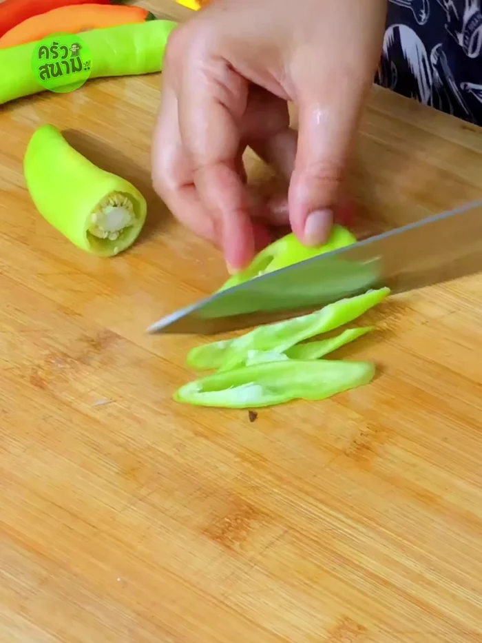 Cut bell peppers and red chili peppers into pieces.
