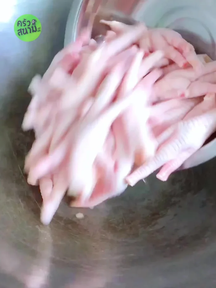 Clean the chicken feet and add 2 tablespoons of red curry paste.