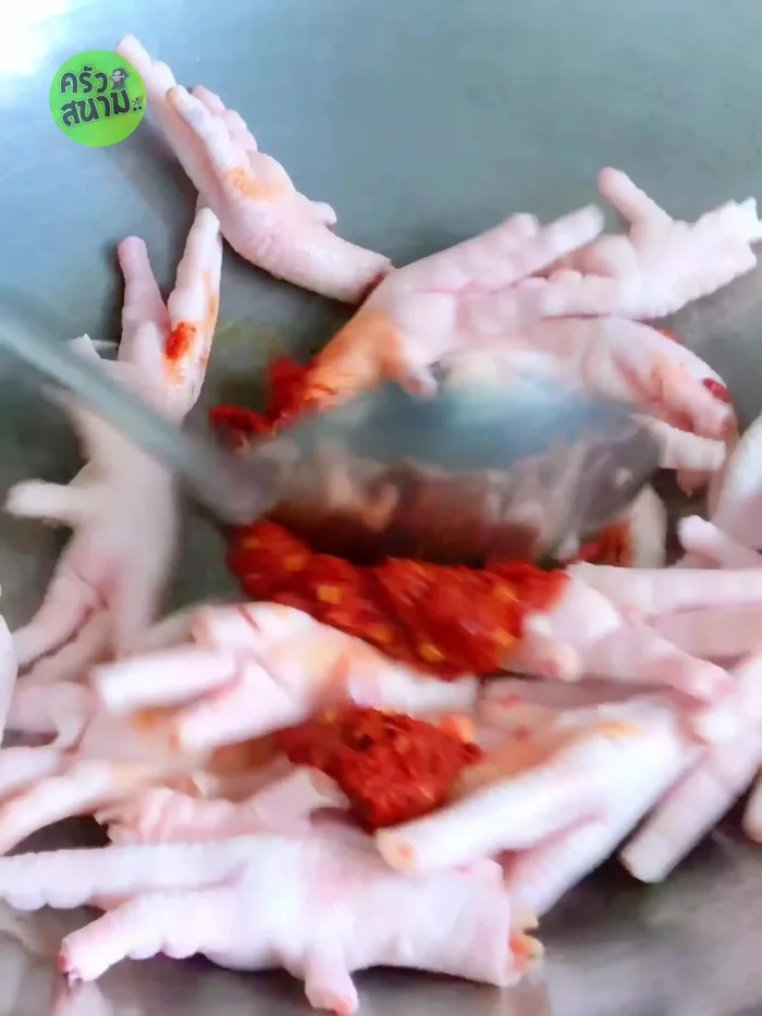 Stir-fry chicken feet over low heat until cooked and fragrant.