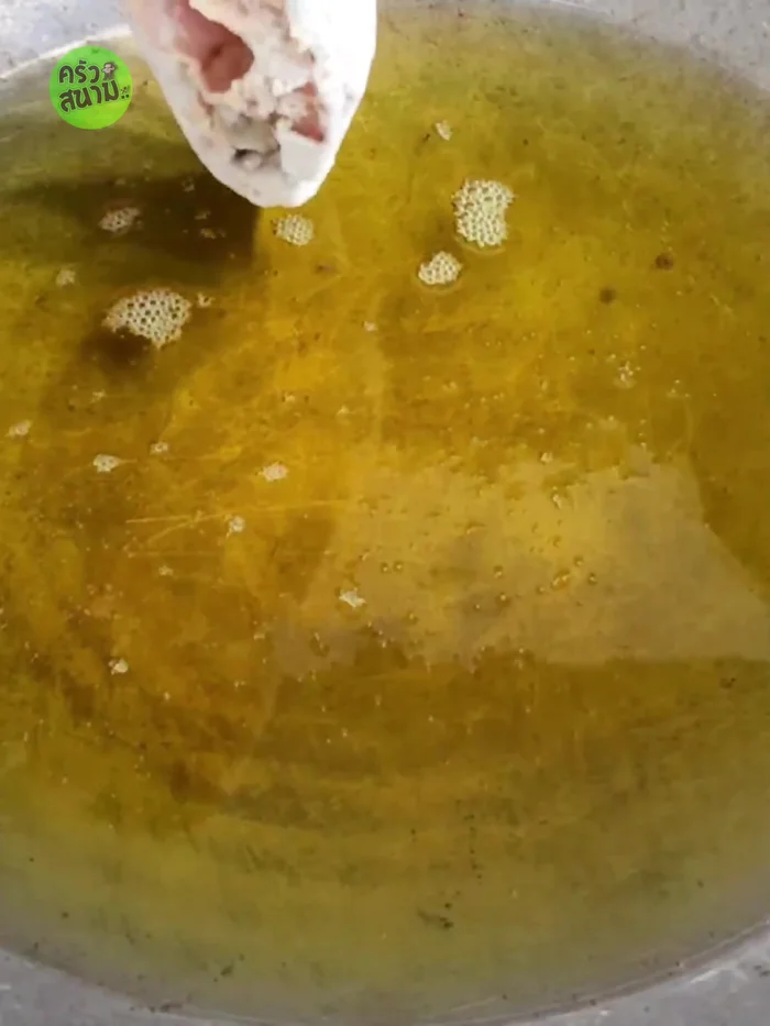 Cut 1 large tilapia into pieces. Wash and clean it. Coat in flour and fry thinly until crispy.