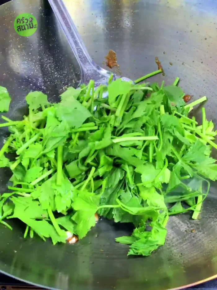 Add 100g chopped crumbs, 2 sliced red chili peppers, and stir to mix well.