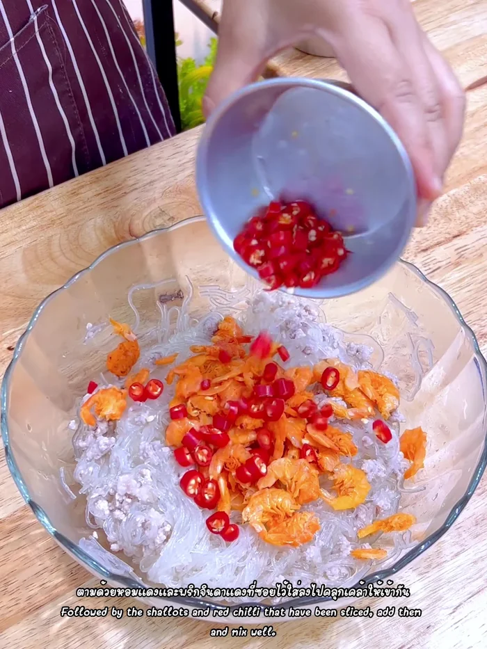 Add sliced red chili and shallots, mix well.