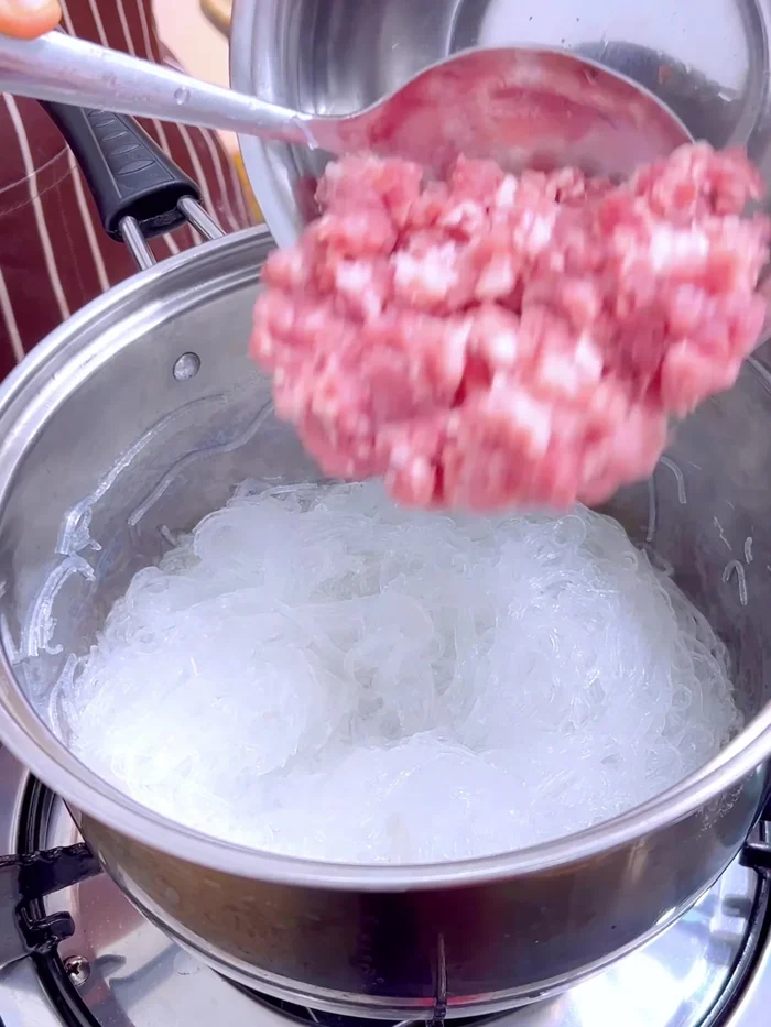 Add 150 grams of minced pork and stir-fry until cooked. The noodles will absorb the sweetness from the pork’s juices.