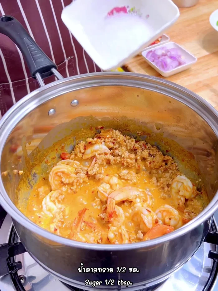Season with sugar, 1 tablespoon + 1/2 tablespoon fish sauce.