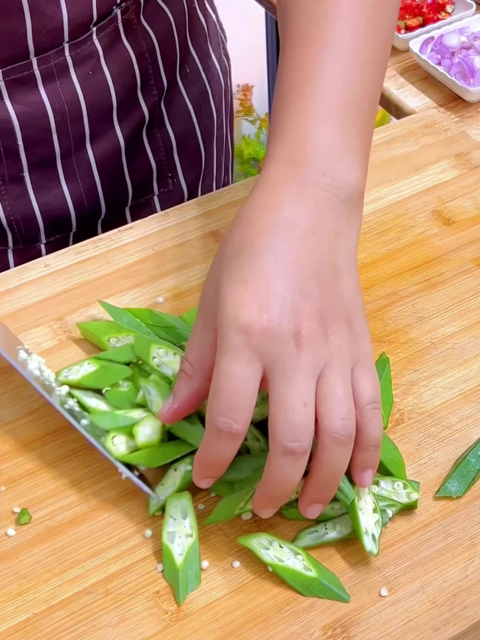 Boil water with 1 teaspoon of salt. Blanch the okra for 15 seconds, then immediately transfer to cold water to cool.