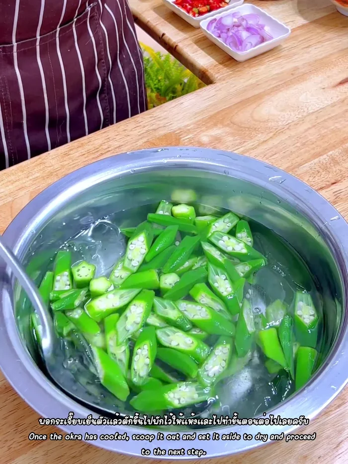 Drain the cooled okra.