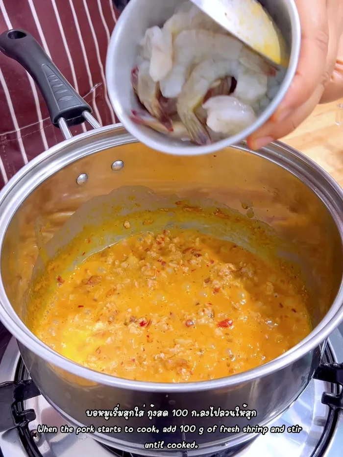 Add 100 grams of washed and cleaned fresh shrimp and stir-fry until cooked.