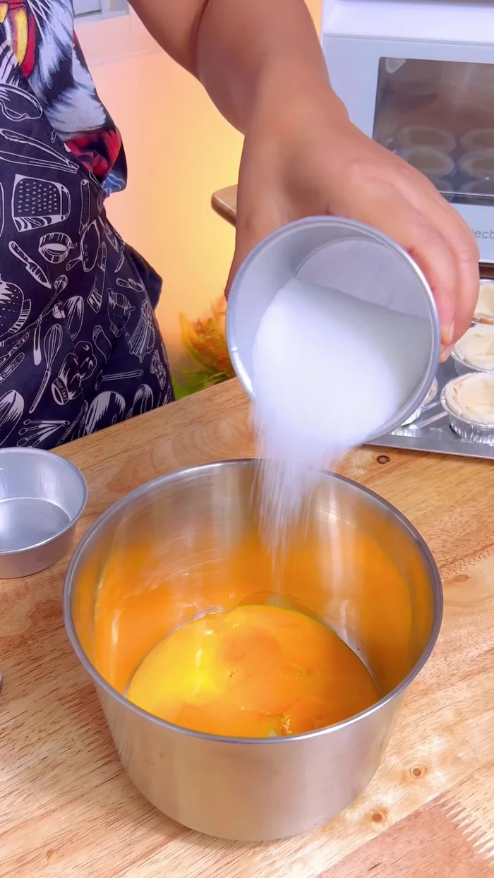 In a separate bowl, mix 4 egg yolks with 60 grams of granulated sugar until dissolved.