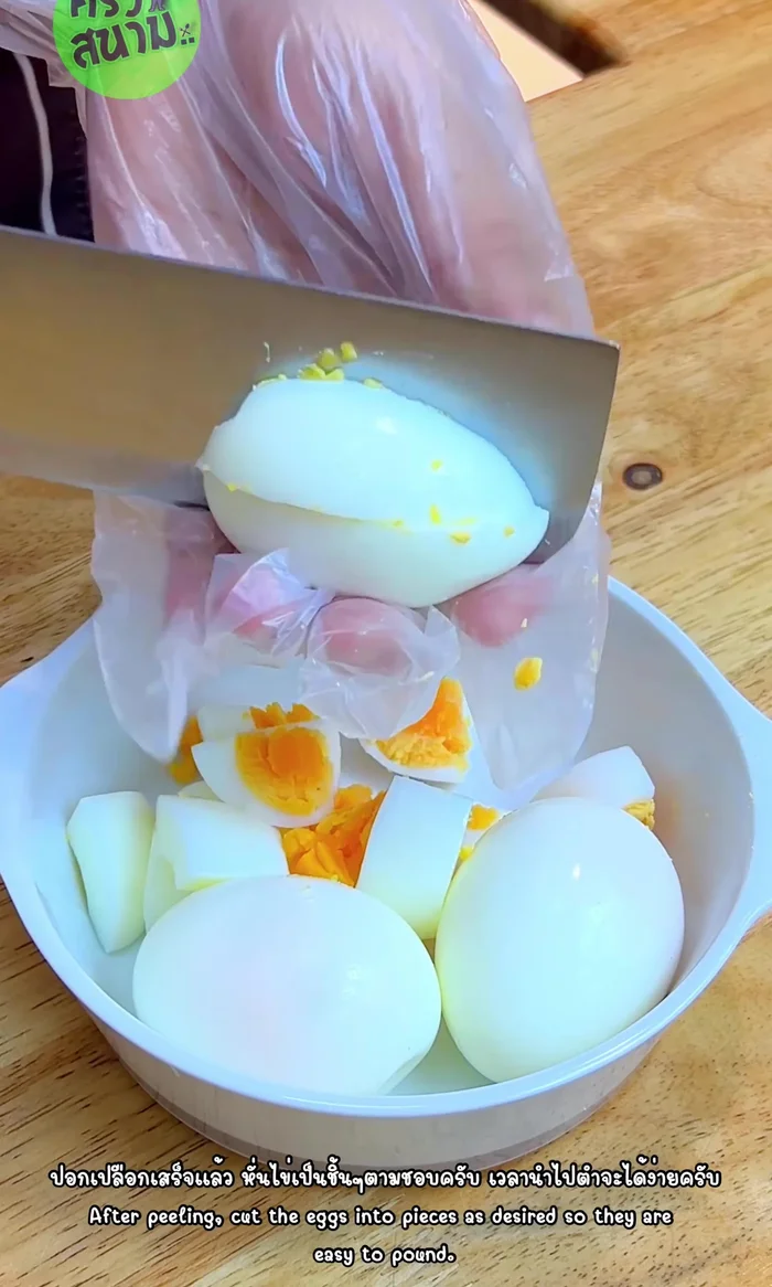 Cut the peeled eggs into pieces.
