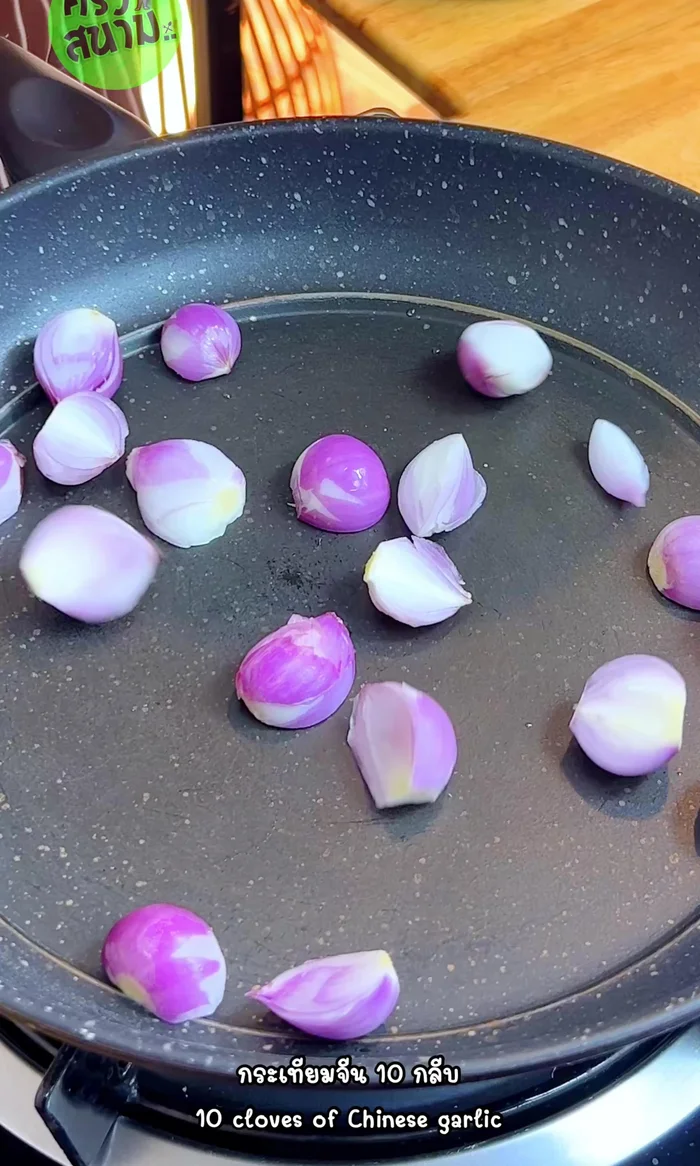 Roast chili, garlic, and shallots: Add shallots, garlic, and chilies to a pan with a little water. Roast on medium heat until water dries up. Continue roasting until softened.