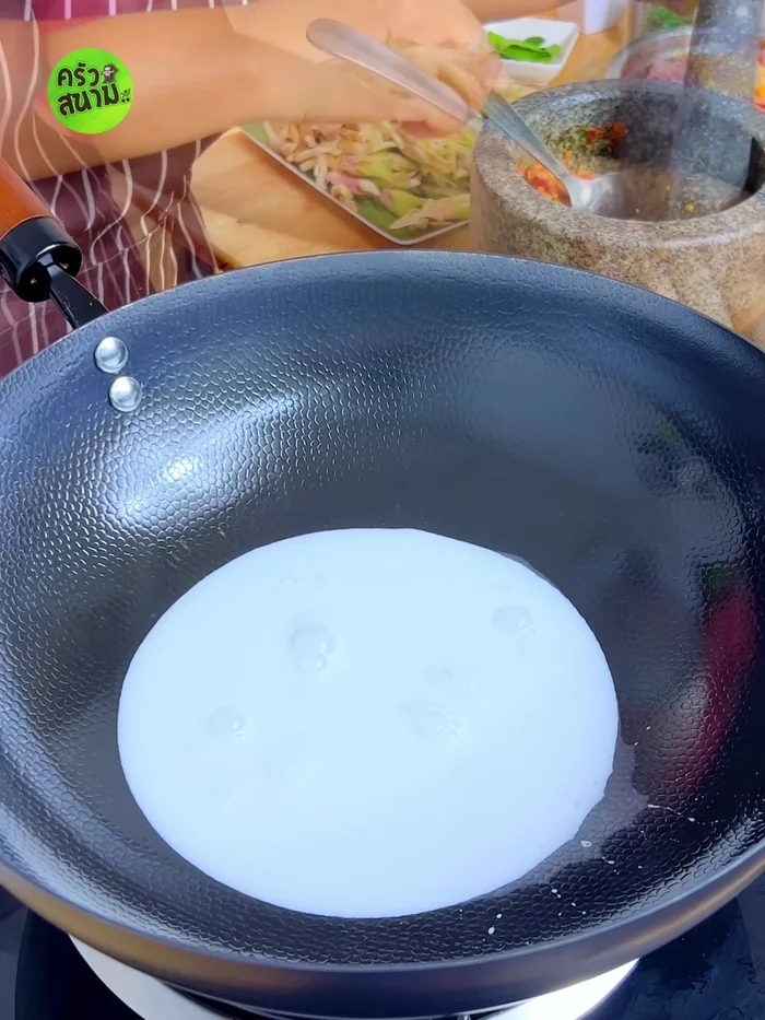 Heat the pan to medium heat; add 300ml coconut milk and half the curry paste, stir until blended and fragrant.