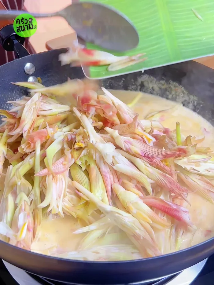Add the prepared ginger flowers, simmer for about 10 minutes until soft.