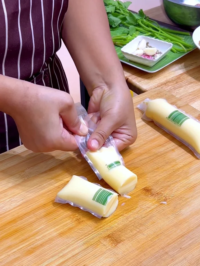 Prepare aromatics: Cut egg tofu into bite-sized pieces. Crush garlic, coriander roots, and white pepper to release aroma.