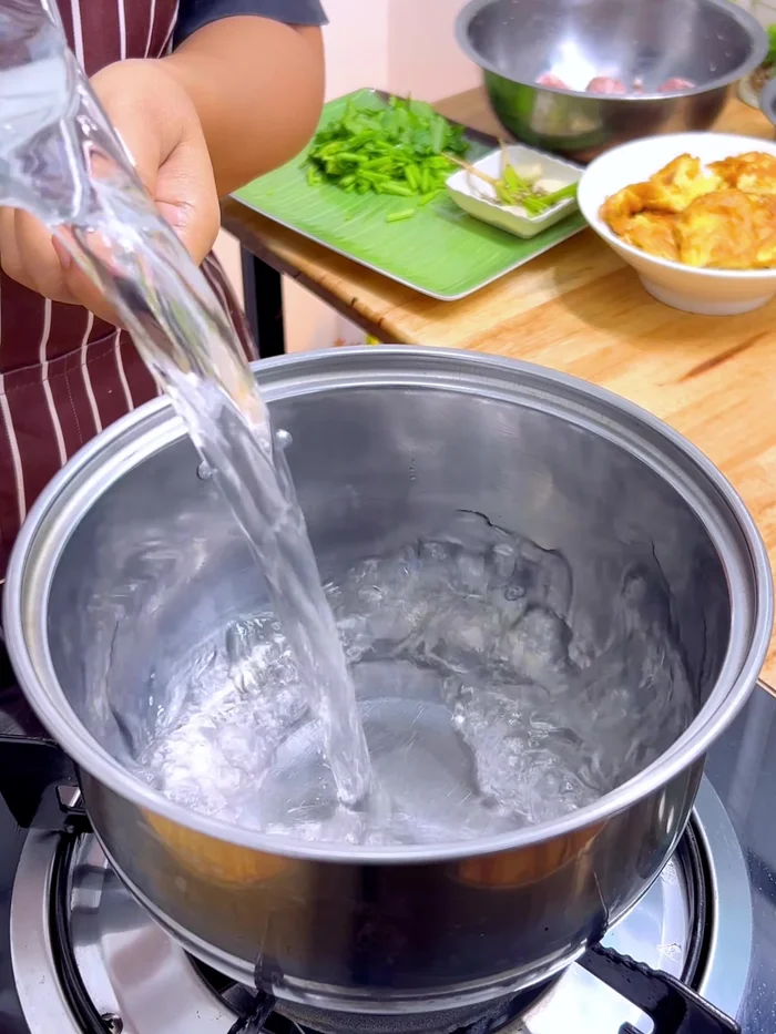 Make the soup: Bring 1000ml of water to a boil in a pot. Add crushed garlic, coriander roots, and white pepper.