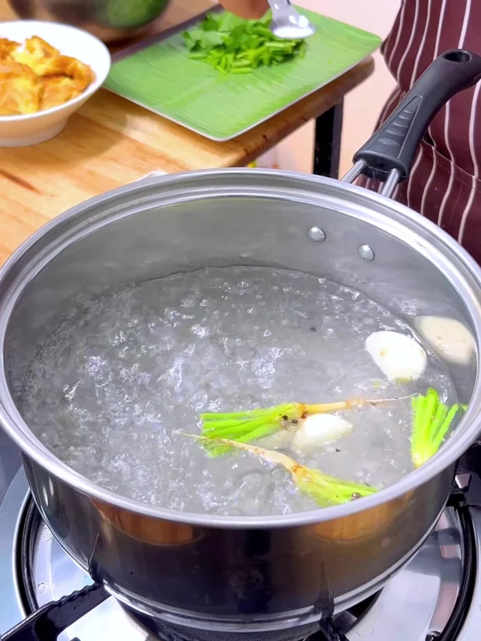 Season the boiling water with salt, seasoning powder, and soy sauce.