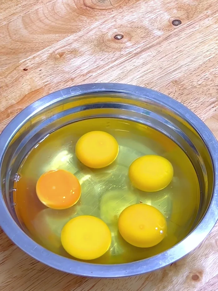 Beat eggs with soy sauce.