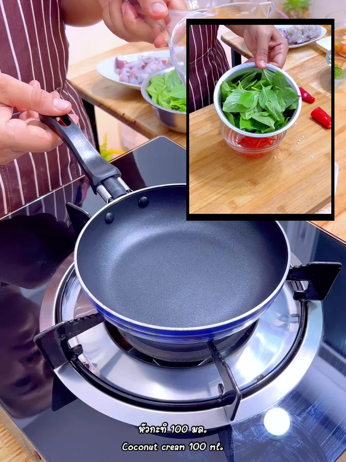 Simmer coconut milk: In a pan, combine 100ml coconut milk and 1 tsp rice flour. Mix until the flour dissolves. Heat over low heat until thickened.