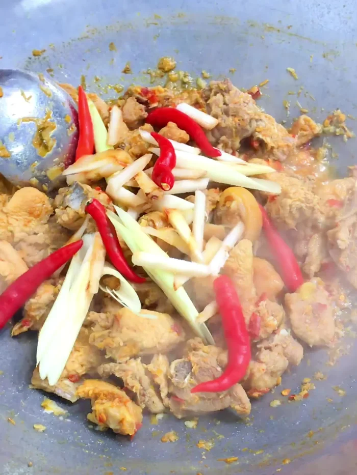 Add torn kaffir lime leaves and basil leaves. Stir-fry until fragrant. (118.159)