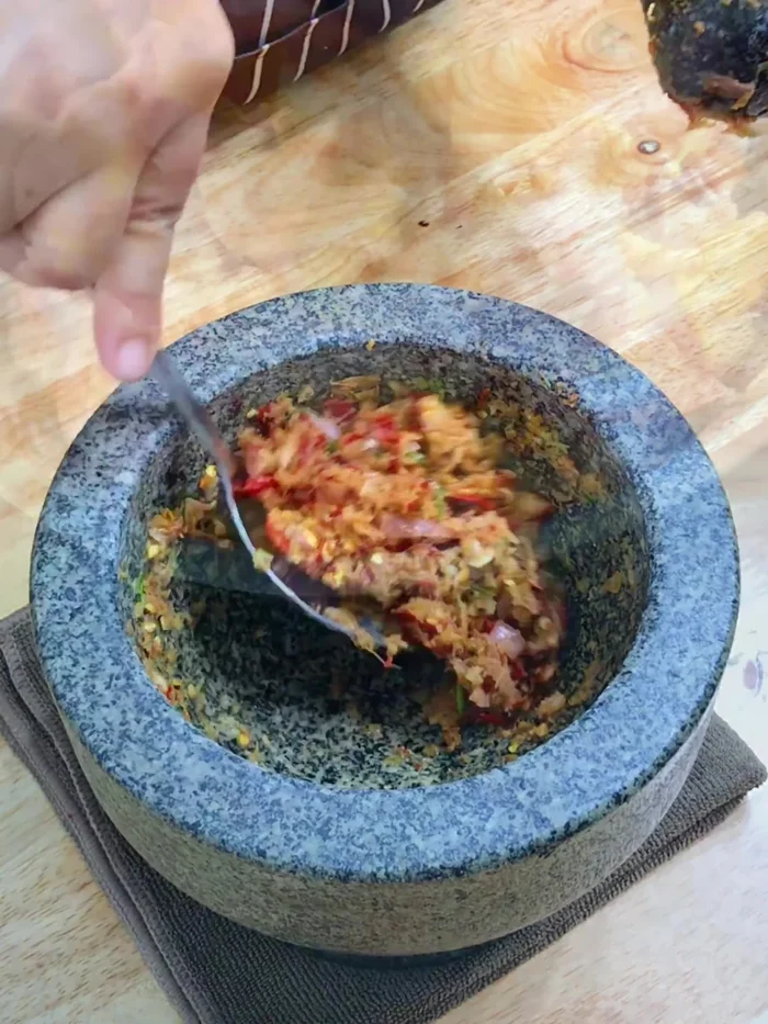 Cut 1 free-range chicken into pieces and put it in a pan. Add the curry paste. (52.12)