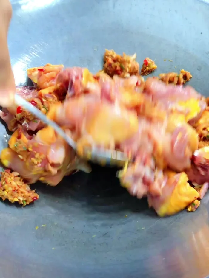Stir-fry over low heat until the curry paste thickens. (60.16)
