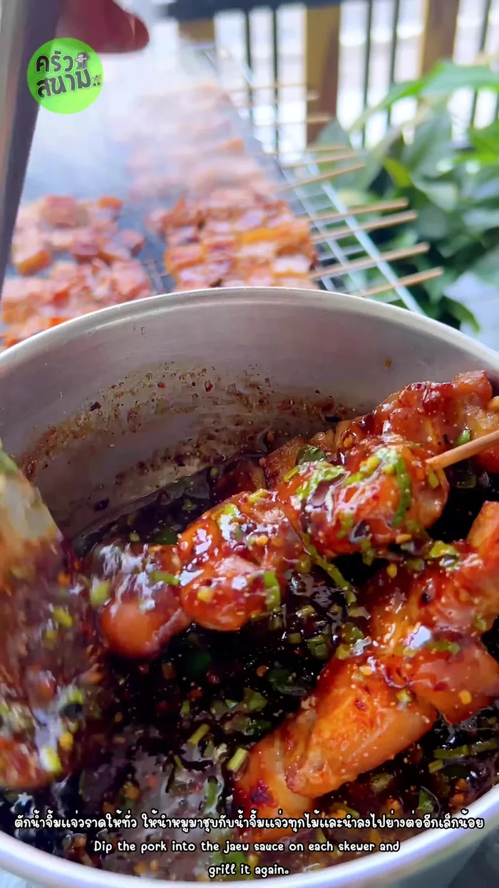 Coat the grilled pork with the nam jim jaew sauce and grill briefly again. [220.519]