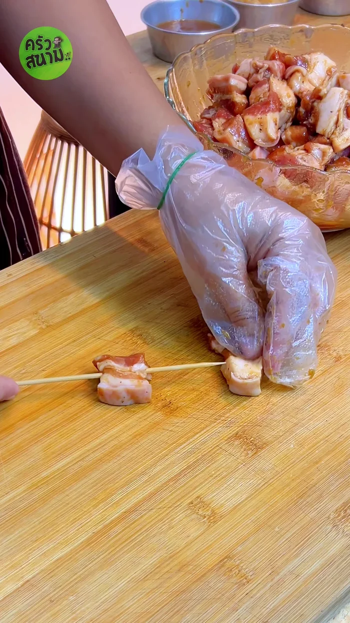 Skewer 4 pieces of pork per skewer. [69.799]