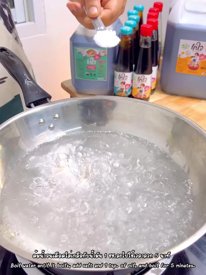 Boil water in a pot, add salt and 1 teaspoon of vegetable oil. This helps keep the vegetables fresh.