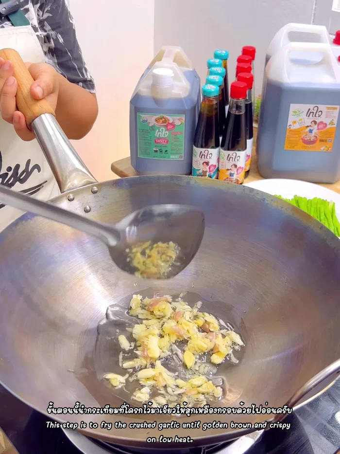 Fry the pounded garlic in a pan over low heat until golden brown and crispy.