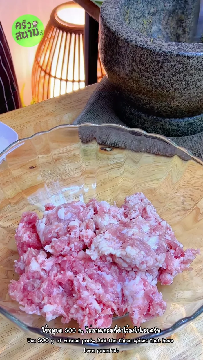 Marinate 500 grams of ground pork with the pounded mixture, 2 teaspoons of salt, and 3 tablespoons of water. Knead well until sticky. (34.04)