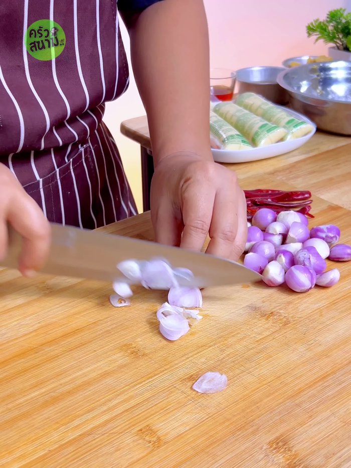 Fry the shallots in a pan. Add dried chilies as desired.