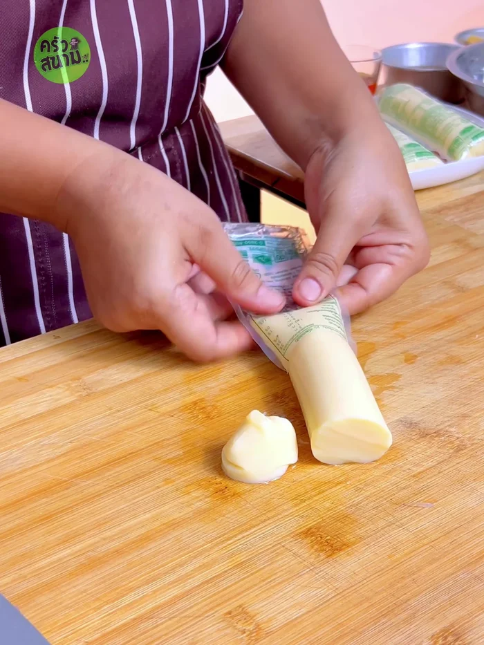 Cut the egg tofu into bite-sized pieces.